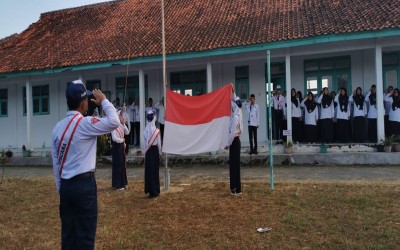 MERAJUT KEBERSAMAAN, MTsN 2 PEKALONGAN DAN MA YAPPI KESESI GELAR UPACARA BENDERA BERSAMA SAMBUT TAHUN AJARAN BARU